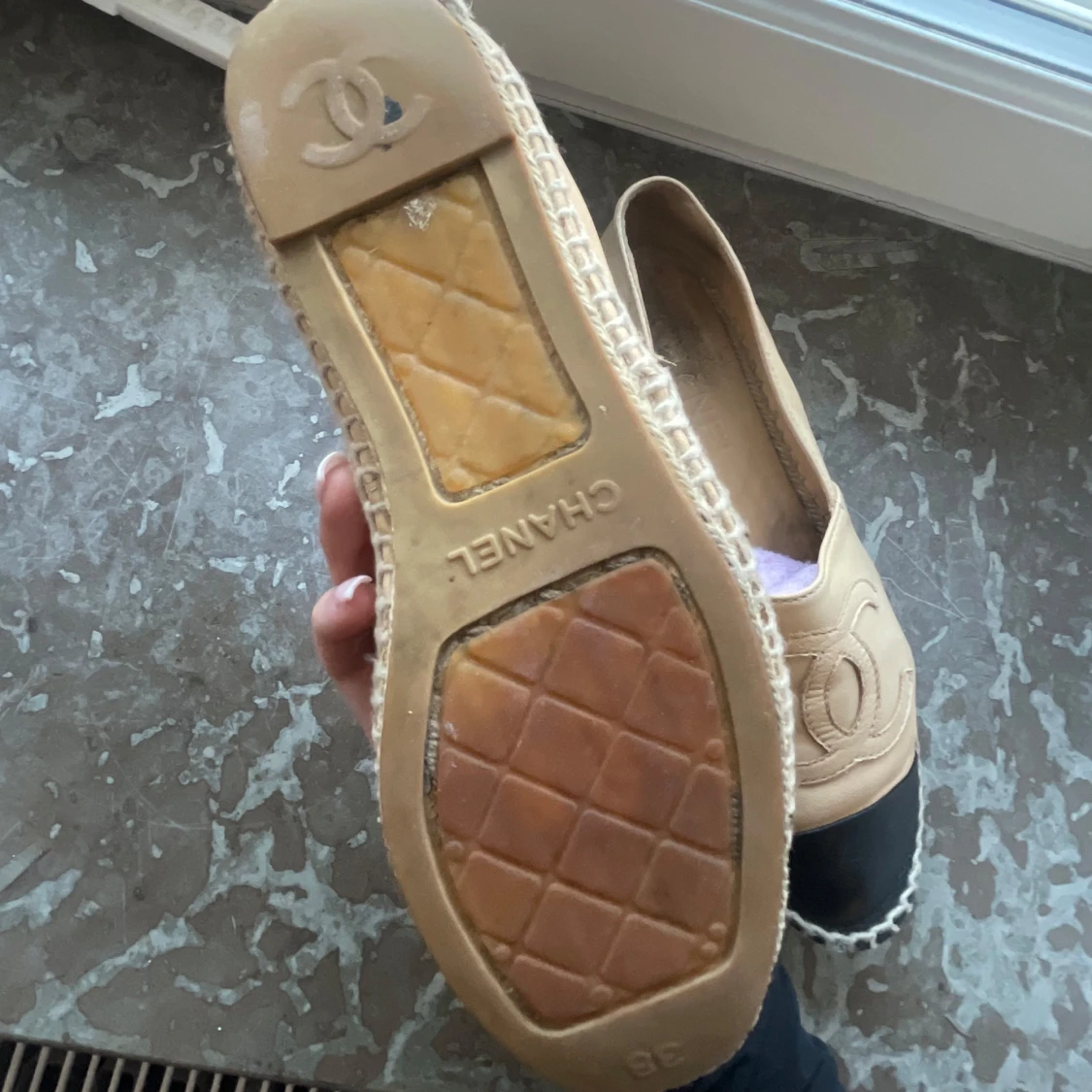 Beige och svarta espadrillos från Chanel - 4
