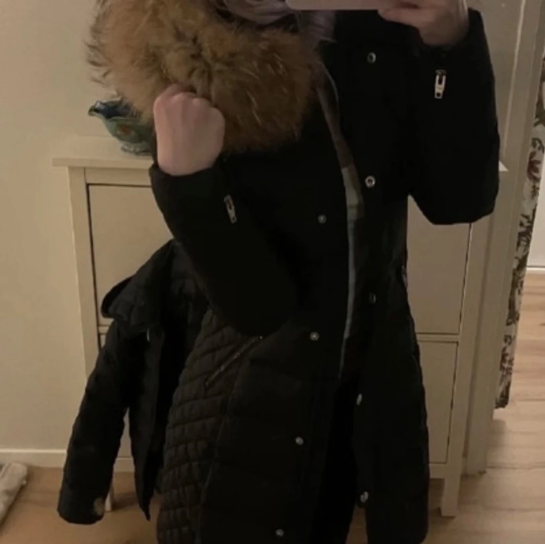 Svart parkajacka med pälsdetalj - 1