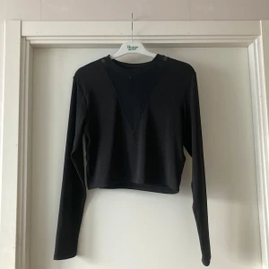 🍒Svart topp🍒 - 🍒PARTY🍒Snygg lite kortare topp med v-formad infällning i mesh från Diveded. Stl L, men mer som M. Använd 2 gånger. Perfekt skick utan några fel. 90% polyester och 10% elastan.🍒
