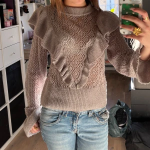 Grå stickad tröja  - Superfin grå-beige stickad tröja med volanger i XS💕 Lite genomskinlig men jag brukar ha ett linne under! Pris kan diskuteras💕