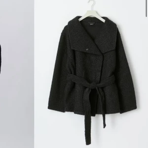 Svart kappa med bälte - Snygg svart kappa med bälte, köpt ifrån Gina Tricot.🫶🏼(En av knapparna för å stänga jackan har tyvärr gått sönder, dock går det fortfarande att stänga jackan) 