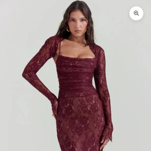 Vinröd spetsklänning med snörning - Vinröd spets klänning med kofta som kommer separat. Jättefin snörning på baksidan. Passar xs-m. 