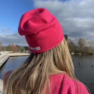 Bubblegum    - Mitt uf företag som säljer tunna mössor med rullade kanter perfekt till våren!  Med dess 30% Kashmir och 70% merino ull håller den dig perfekt varm utan att bli för varma. Finns i begränsad mängd så passa på!🩷🩷