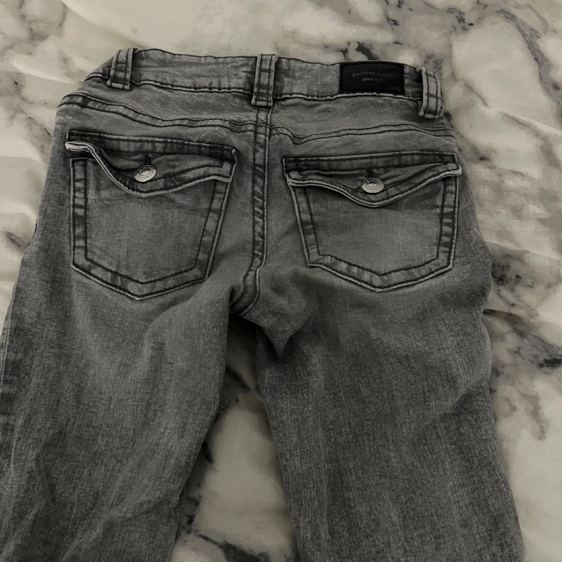 Grå jeans med bootcut - 2