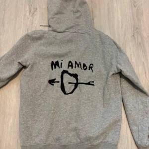 Grå och svart hoodie från Mira Paris - Säljer två hoodies från Mira Paris med texten 'Mi Amor' och ett hjärta på ryggen. Finns i både grått och svart. Orginal pris 130€ och använt väldigt få gånger!  OM OKLART SÅ 20€ FÖR EN OCH 40€ FÖR BÅDA