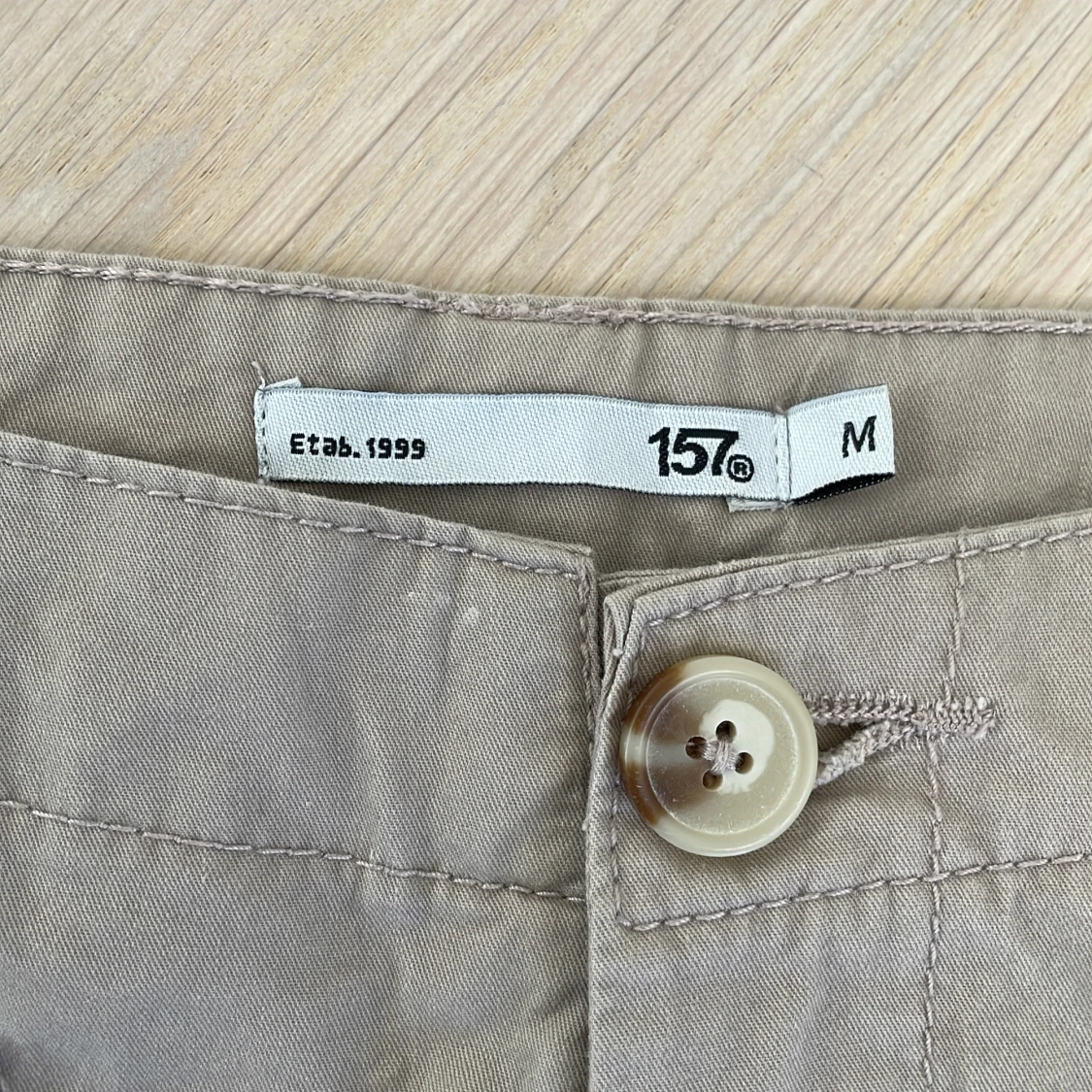 Beige kortkjol med fickor från 157 - 2