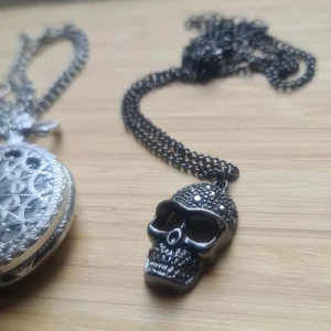 Halsband dödskalle svart - Okänt material. Mått cm: vidd 2, höjd 2,5, kedja 50,5.