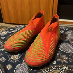  fotbollsskor Adidas Predator  - Predator Adidas fottbolskor. Skorns är cirka 2 år gamla så det är därför de finns små skador på skorna men inga stora skador, har inte använd dom nu på ett tag så väljer att sälja de, köpte skorna för 1700 men pågrund av skadorna säljer jag skorna för 400