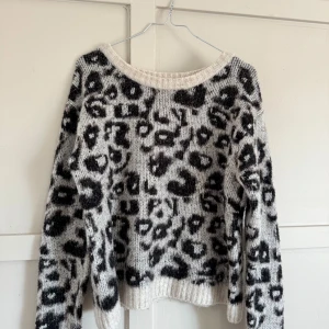 Leopardmönstrad stickad tröja från Lindex - Säljer en mysig stickad tröja från Lindex med leopardmönster💓💓