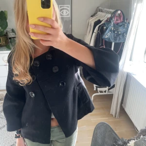 Trekvartärmad kappa  - Säljer denna trekvartärmad kappa med utsvängda armar. Stl S