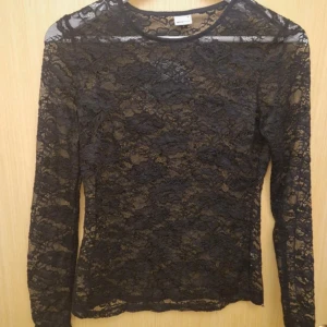 Svart spetsblus från Gina Tricot - Elegant svart spetsblus från Gina Tricot med långärmad design. Storlek M💕