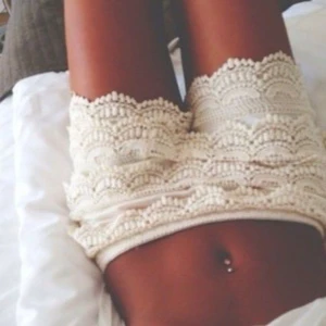 Vita spetsshorts - Söt vit spetsshorts med volangdetaljer. Perfekt för varma sommardagar. Kjolen har en elastisk midja för bekväm passform.💞💞