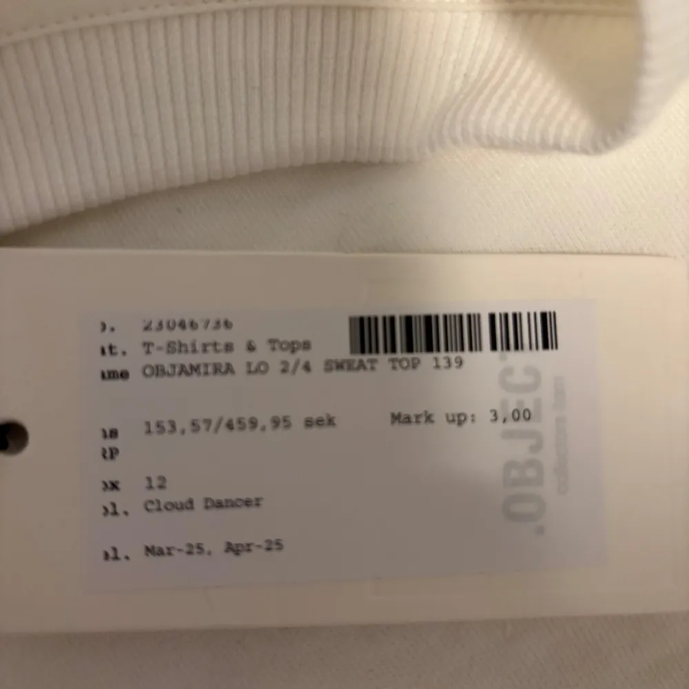 Säljer en vit t-shirt med blått tryck 'Holiday Explore' på både fram- och baksidan. T-shirten har en avslappnad passform och korta ärmar, perfekt för en ledig stil. Den har aldrig använts och har prislappen kvar. Den är lite för stor på mig som är S men borde passa perfekt på M💕. T-paidat.