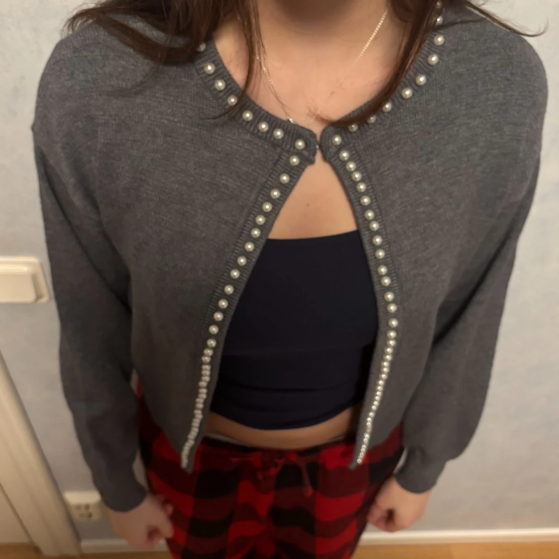 Grå kofta med pärldetaljer från Vila