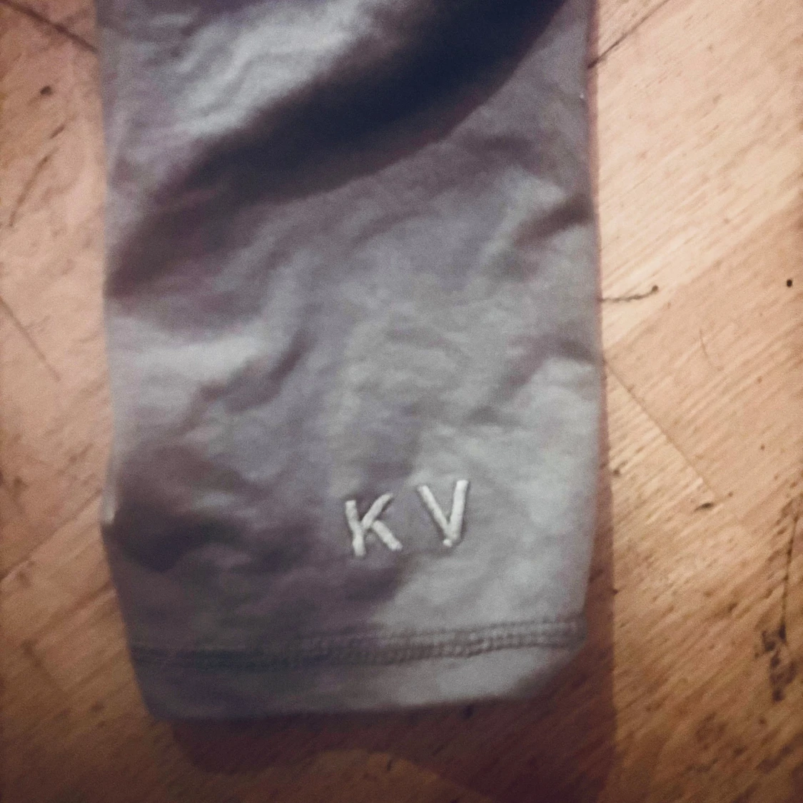 Beige långärmad tröja med broderade initialer KV Kriminalvården  - 1