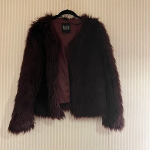 Vin röd pälsjacka  - Säljer min jätte snygga pälsjacka färgen är lite mer vinröd i verkligheten❤️