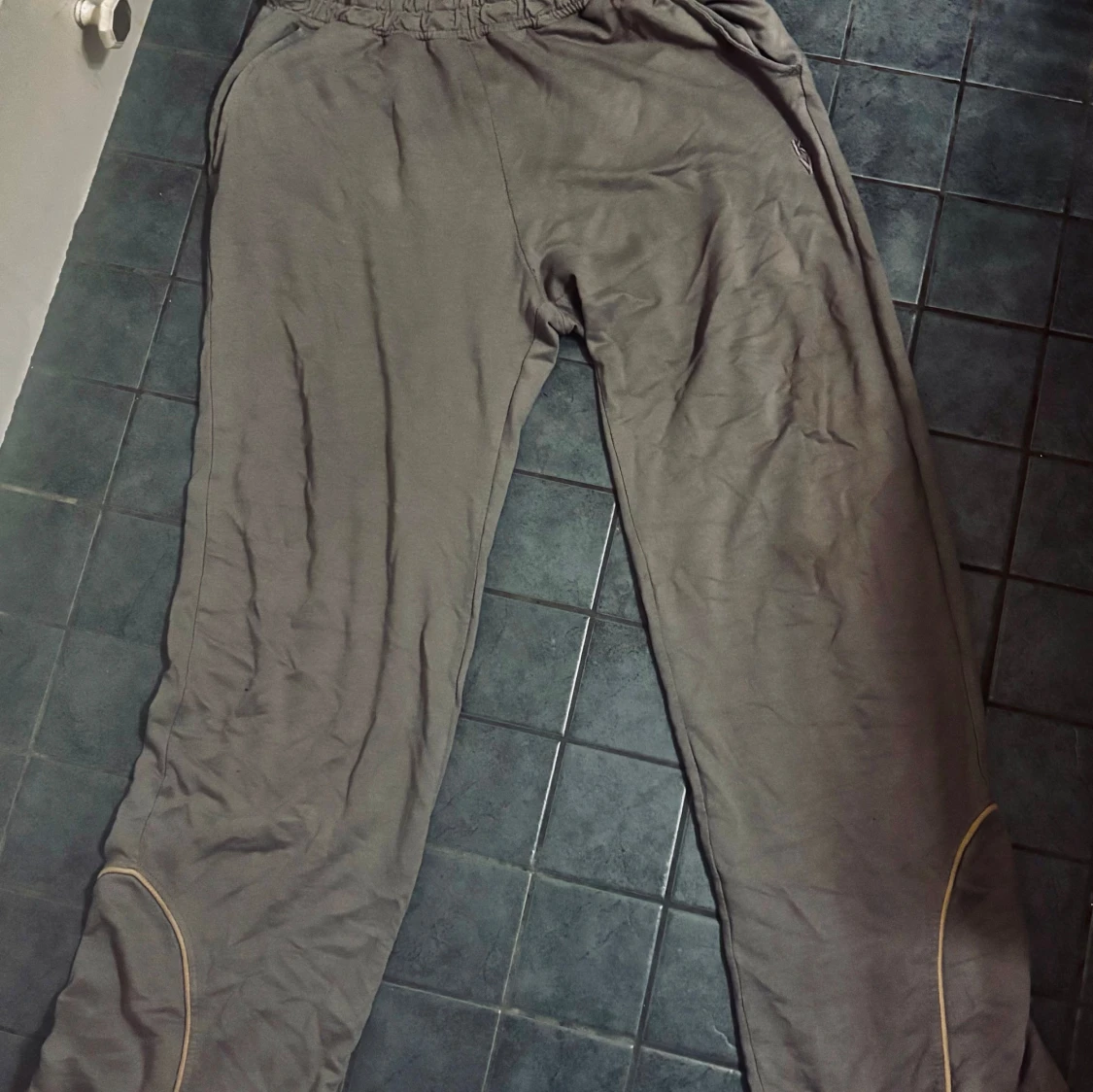 Grå mjukisbyxor anstaltsklädet KV Kriminalvården