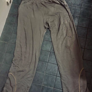 Grå mjukisbyxor anstaltsklädet KV Kriminalvården - Säljer ett par grå mjukisbyxor med med broderad KV-logga på sidan. Byxorna har en bekväm passform och är gjorda i ett mjukt material.Kriminalvården