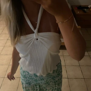 Vit topp - Så fin vit topp som knappt är använd, passar xs-m!!💗💗