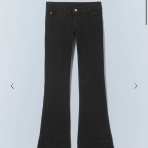 Svarta bootcut jeans - helt nya snygga svarta bootcut jeans med låg midja och detalj på baksidan.Perfekta för en trendig look med en figurnära passform upptill och utsvängda ben. Passar bra till både vardag och fest. Säljer pga fel storlek💕