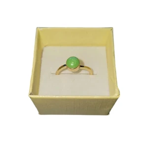 Guldfärgad ring med grön sten - Elegant guldfärgad ring med en rund grön sten i mitten. Perfekt för att lägga till en färgklick till din outfit. US 6 eller 16.5 mm