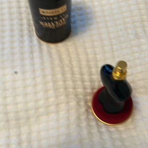 Jean Paul Gaultier Le Male Le Parfum - Elegant parfym från Jean Paul Gaultier, Le Male Le Parfum. Flaskan har en unik design i svart och rött med gulddetaljer. Förpackningen är en stilren svart burk med guldtext. Perfekt för den som vill ha en sofistikerad doft.Flaskan är nästan helt full 