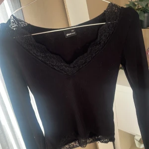 Svart långarmad topp med spetsdetaljer från gina  - Materialet är super skönt har använd två till tre gånger.  Och det är ett litet hål vid armen men det syns bara på nära håll Storlek är  xss men passar som xs . 