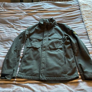 Grön jacka från Stone Island - Säljer en jacka från Stone Island. Sitter som en M fast att det är en L. My mer snygg och skön jacka. Kan gå ner i pris vid en snabb affär! 