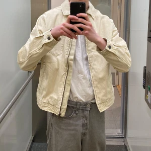 Beige jacka från Pull&Bear - Säljer en stilren beige jacka från Pull&Bear. Jackan har en dragkedja framtill och två sidofickor. Perfekt för vår/sommar och bekväm passform.