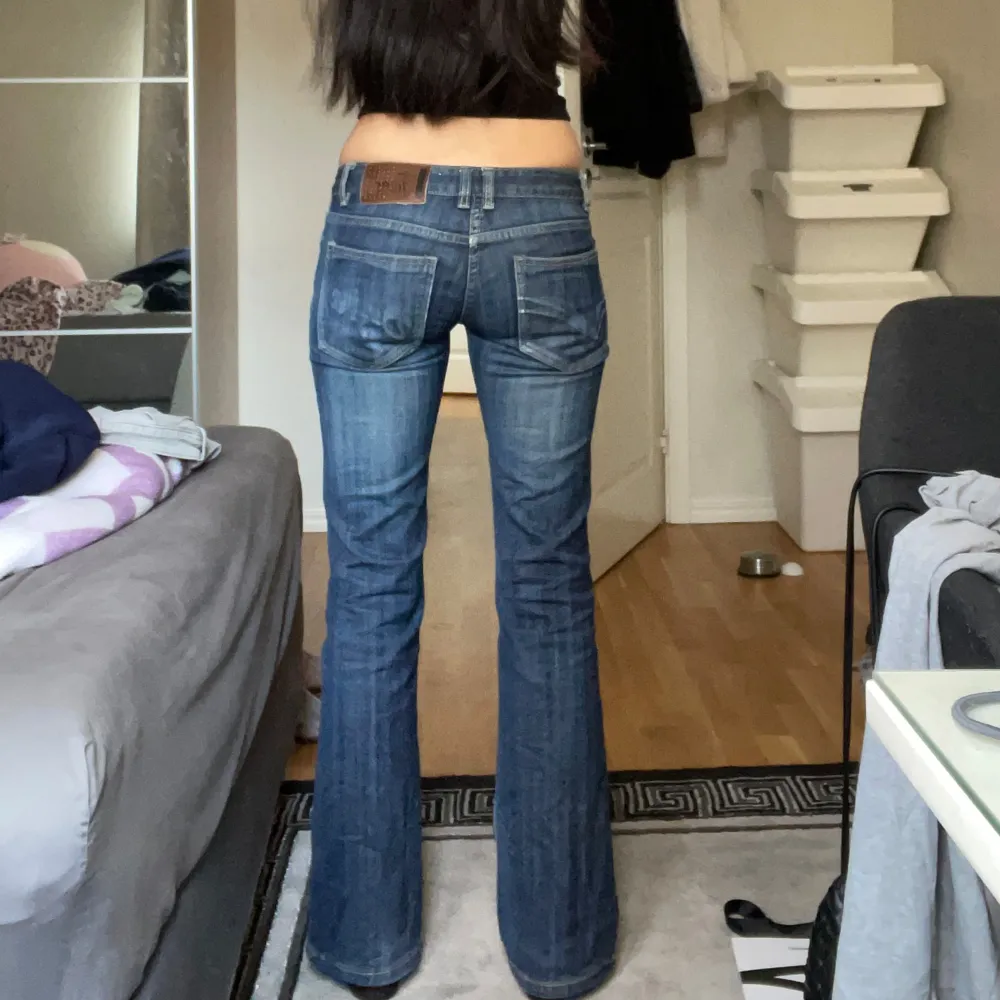säljer mina favorit jeans från d zire, de är väldigt lågmidjade och smått utsvängda. de har inget midjemått eftersom de är så lågmidjade. 37cm höfter, 77cm innerbenslängd 17cm gren sömn. jag är 165 och de passar bra i längden. Farkut & Housut.
