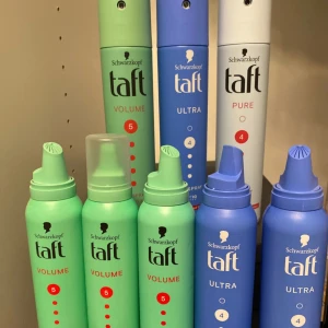 Hårspray och volymspray från Schwarzkopf - Samling av hårspray och volymspray från Schwarzkopf Taft. Inkluderar gröna flaskor för volym med styrka 5 och blå flaskor för ultra hold med styrka 4. Perfekt för att skapa hållbara frisyrer med extra volym och stadga. alla hårspray ca 3/4 , pure är ca 1/2 alla mousse ca 3/4 till nästan full