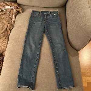Levis 501 jeans - Klassiska Levis 501 jeans i blå denim. De har en rak passform. Jeansen har bra skick, skriv om du har några funderingar!