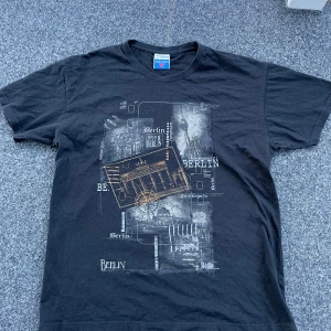 Berlin T-shirt - Ganska random tisha med Berlin tryck 🇩🇪 storlek L✌️