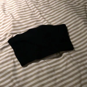 Svart tubtopp - Vanlig svart tubtopp som bara provats en gång och är precis som ny 🫶🏻