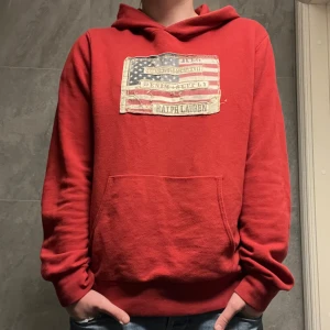 Ralph Lauren hoodie - Säljer en snygg Ralph Lauren hoodie i st L men sitter som en M. Priset går att diskutera vid snabbt köp🤑
