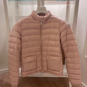 Rosa dunjacka från Moncler - Säljer min snygga rosa dunjacka från Moncler. Väldigt fint skick, inga defekter. Köpt på NK i Göteborg. 💕storlek 1 passar xs/s. Kvitto finns 