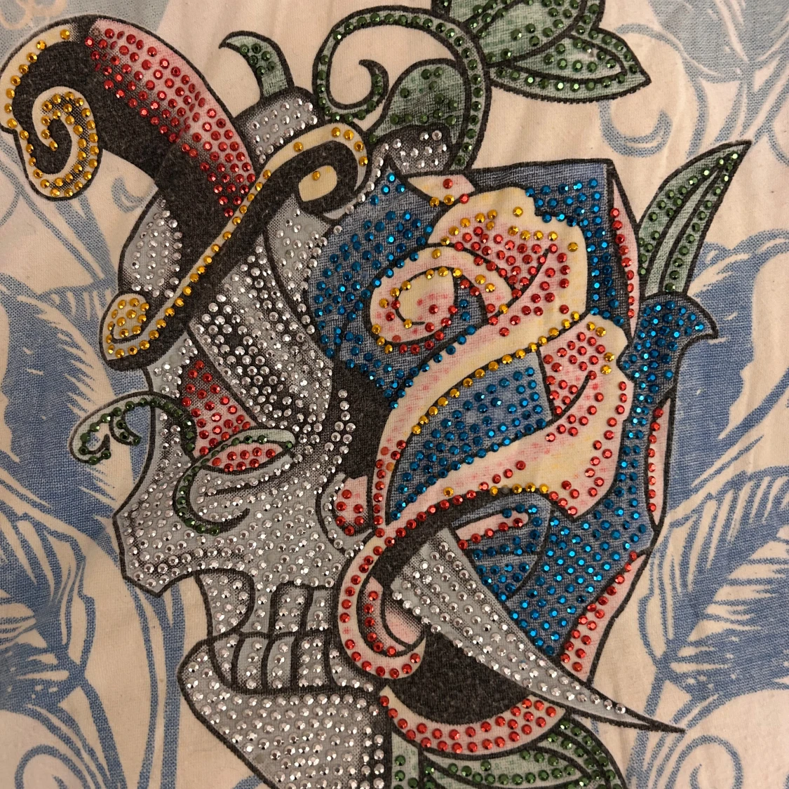 Vit t-shirt med färgglatt tryck från Christian Audigier - 2