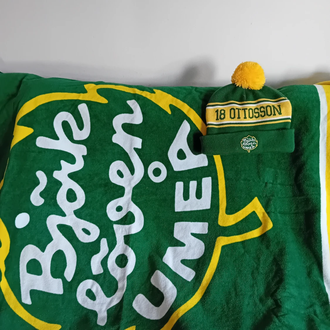 Grön och gul mössa med tofs, zip hoodie och ett stort badlakan allt för 599 kr, oanvänt!!!