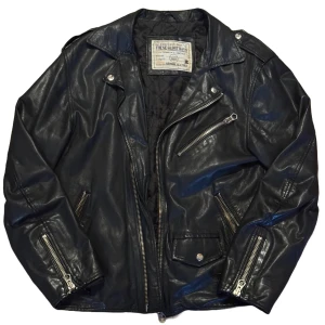 läderjacka - aaaascool läderjacka🎸🙀har ett litet hål som knappt syns‼️