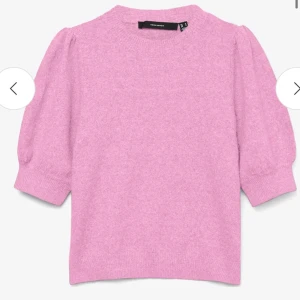 Rosa stickad tröja  - Säljer en super söt somrig rosa stickad tröja från vero Moda med puffiga trekvartsärmar. Väl använd med lite noppror men inget man tänker på💕skriv privat för egna bilder💕