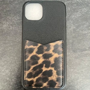 Svart mobilskal med leopardmönster - Snyggt och helt oanvändt svart mobilskal med en korthållare i leopardmönster. 