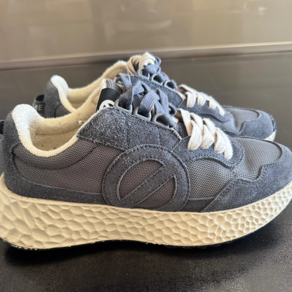 Ljus blå sneakers från No Name