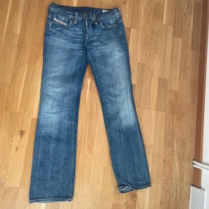Blå jeans från Diesel - Snygga blå jeans från Diesel.Märkesdetaljer syns på baksidan och knappen.      W 29  L32