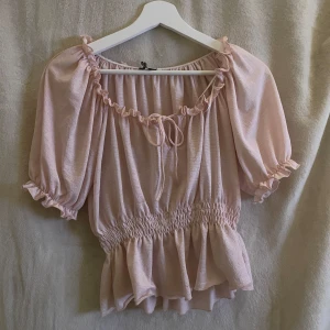 Super söt och somrig blus/topp - Säljer denna då den inte kommer till användning. Superfin!