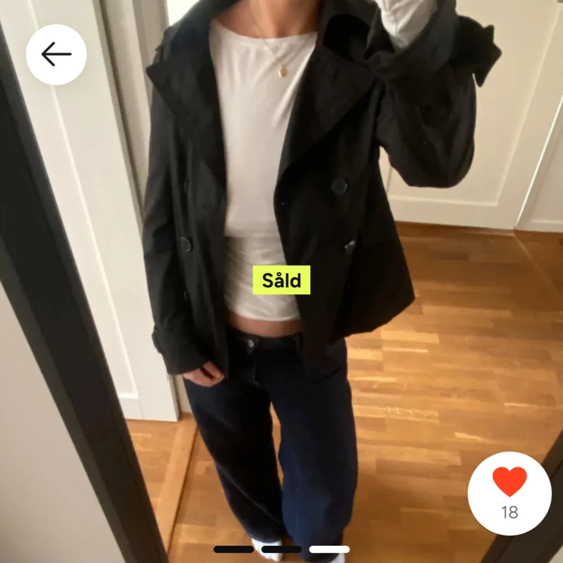 Svart kappa med knappar - 2