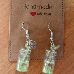 Handgjorda örhängen! - Handgjorda örhängen i form av Kiwidrink. Mått: 3 cm. Nya!