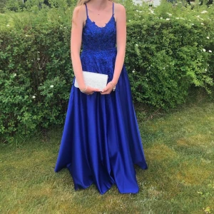 Blå balklänning - Blå balklänning med snörning i ryggen. Använd endast en gång! Väldigt fint skick. Strl XS, jag är 174 cm