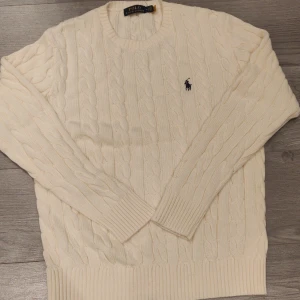 Beige Ralph Lauren tröja  - Säljer en klassisk beige stickad tröja från Ralph Lauren. Tröjan är replika men ser exakt ut som är äkta. Tröjan är helt ny med tag. Storlek M men den passar mer de som bär storlek S. Det här är det lägsta priset jag kan erbjuda.
