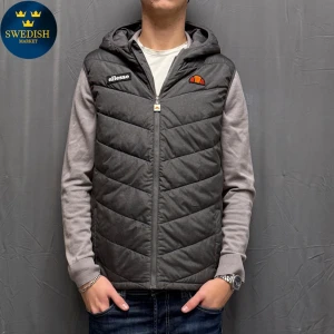 Ellesse väst - Säljer nu denna feta Ellesse Västen🙌 ~ Stl S ~ Skick 9/10 ~ Nypris 1300kr - vårat pris 349kr🤩 ~ Modellen är 180cm och väger 65kg🙌 ~ Hör gärna av er vid minsta fundering eller önskan av fler bilder!💯🤝💭 