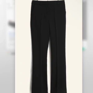 Svarta kostymbyxor från Bik Bok - Snygga svarta kostymbyxor från Bik Bok med en klassisk design. Byxorna är perfekta för en stilren look. De har hällor för bälte och en diskret dragkedja framtill. Nypris 499kr endast använda 2 gånger.